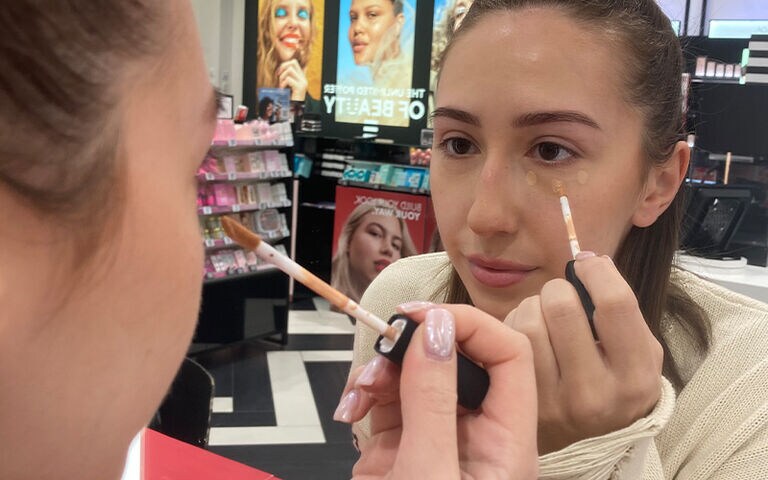 Natural concealer finish