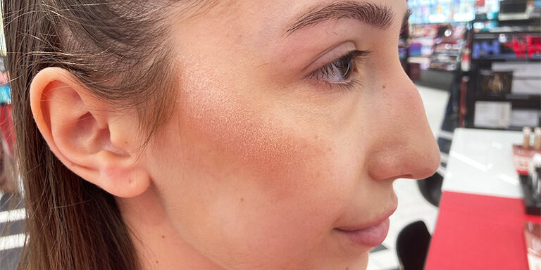 Gesicht mit Highlighter auf den Wangen