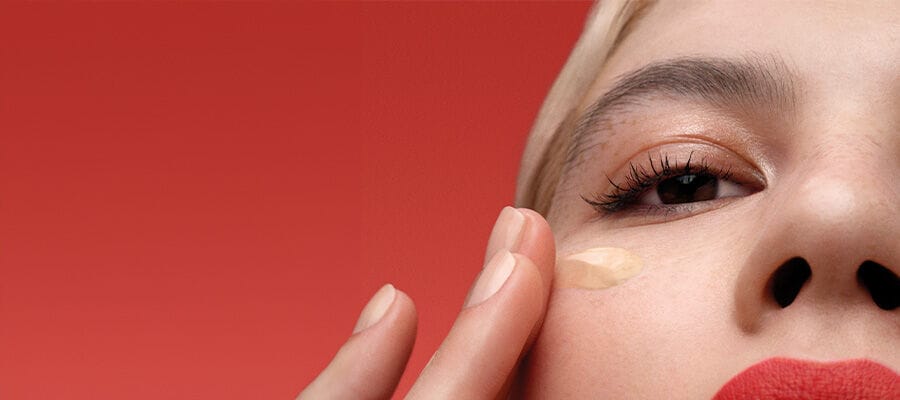 Concealer wird im Gesicht aufgetragen