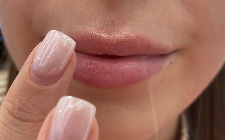 Lippen mit Highlighter oberhalb des Lippenherzens