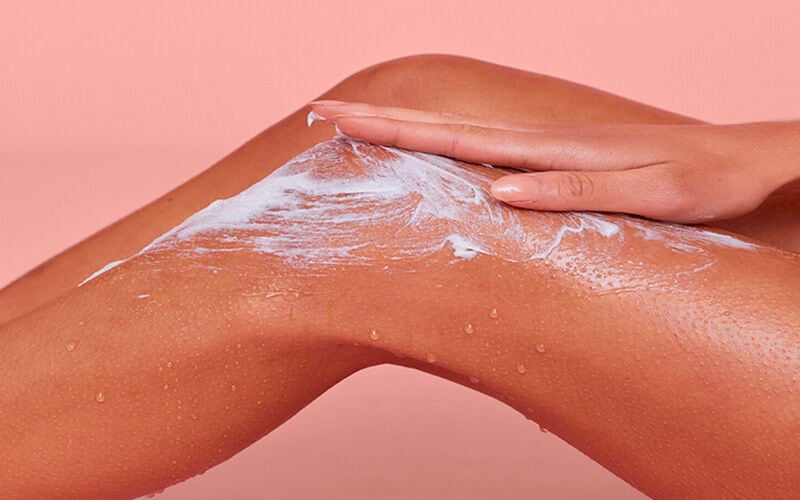 Beine werden mit Peeling eingerieben 
