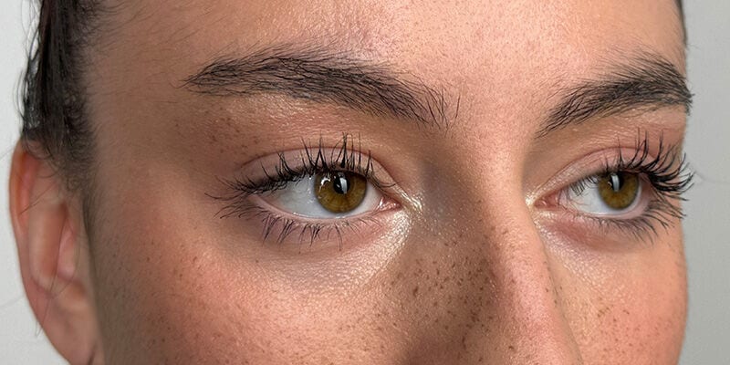 Augen mit Augenbrauen im Fokus