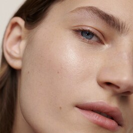Rose Oil Serum - Feuchtigkeitsspendendes Gesichtsserum Mit Rosenwasser