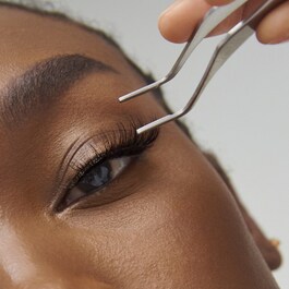 Angewinkelter Falsche-Wimpern-Applikator - Zum einfachen Anbringen der Wimpern