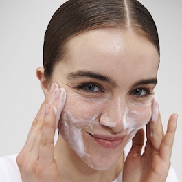 Smooting Cleanser exfoliate + glow - Weiches Reinigungsgel für ein Strahlen 