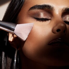 Cheek-Hugging Bronzer Pinsel