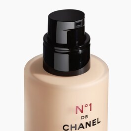 N°1 DE CHANEL REVITALISIERENDE FOUNDATION - Verleiht Leuchtkraft – Schützt
