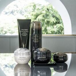 Future Solution LX - Anti-aging Protective Day Cream   SPF20