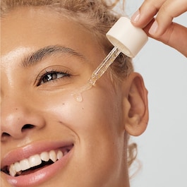 Serum für mehr Leuchtkraft mit Grünteeenzym und Vitamin C - Anti-Flecken-Serum
